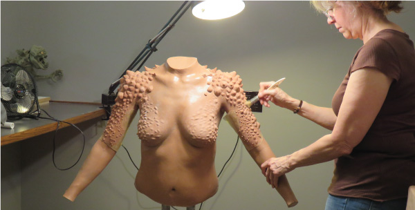 Sculptor Carol Koch adding texture to the Gozer body sculpt. Image courtesy Arjen/Sony Pictures.