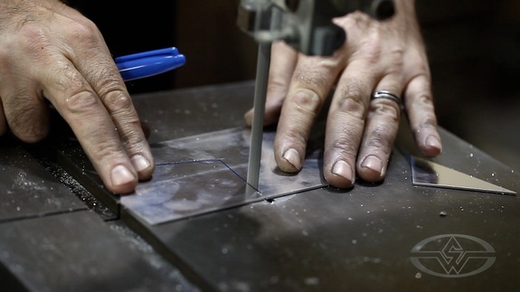 The hand plate is a simple, roughly palm-shaped, hunk of aluminum plate.