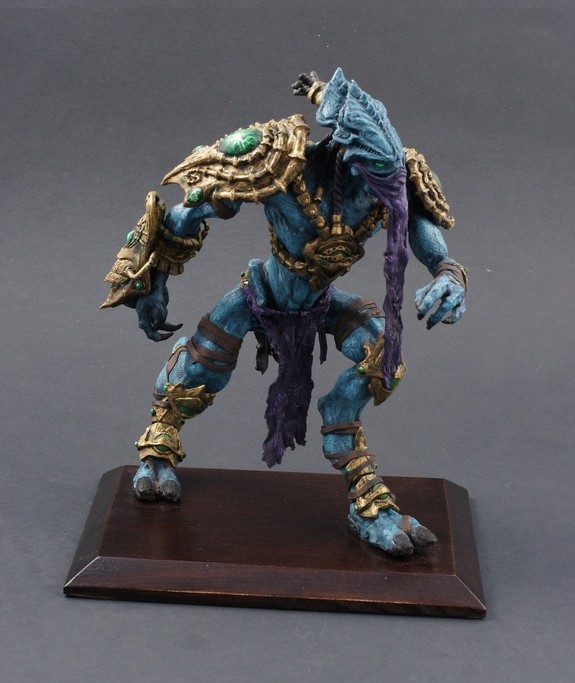 StarCraft Protoss Zeratul sculpture (front view) by Lucas Morawski.